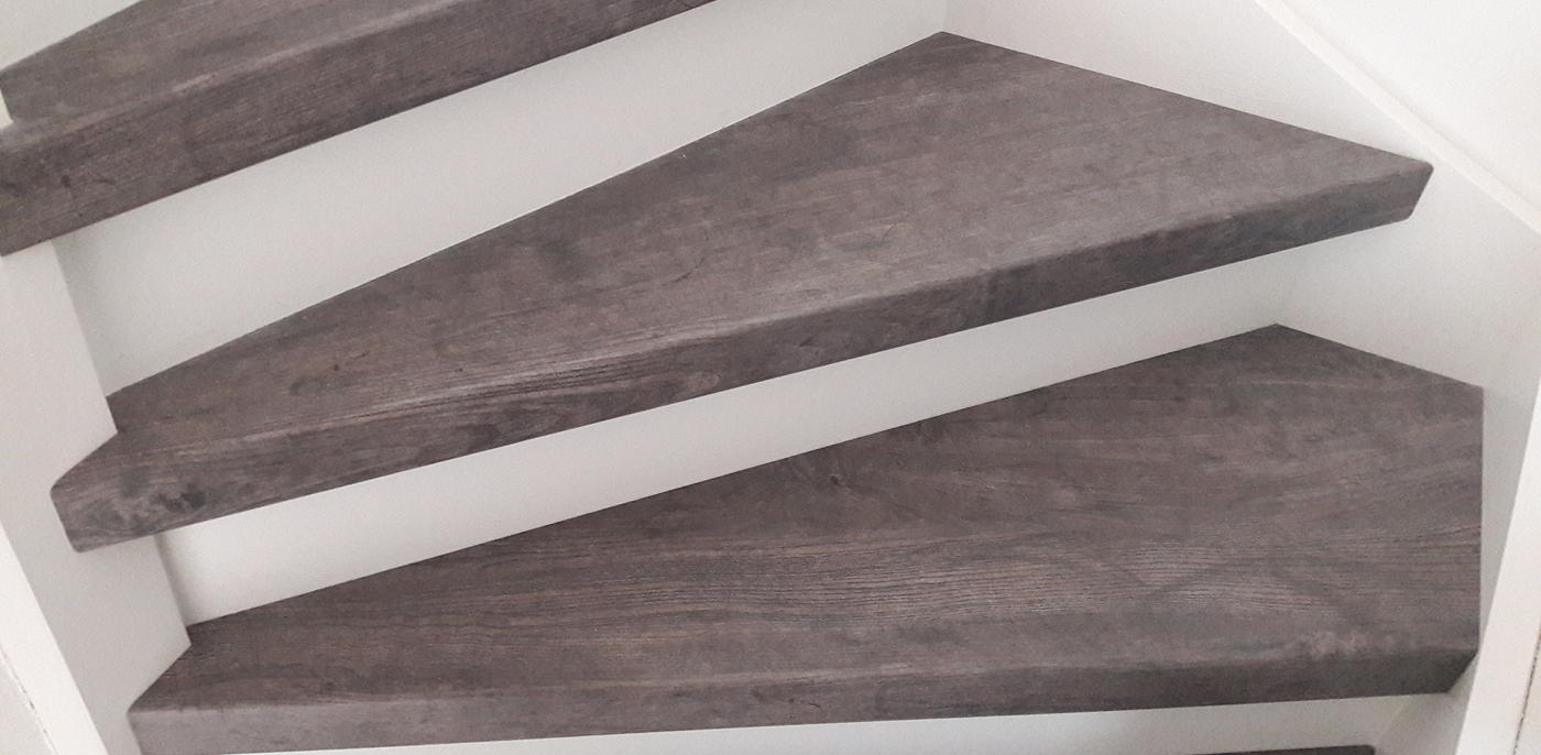 Grijs-witte traprenovatie